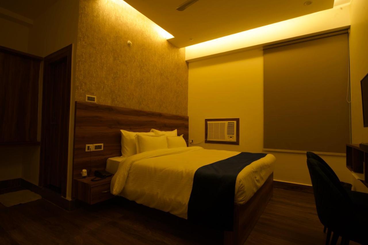 Dolphin Club Hotel Chinhat Exterior photo
