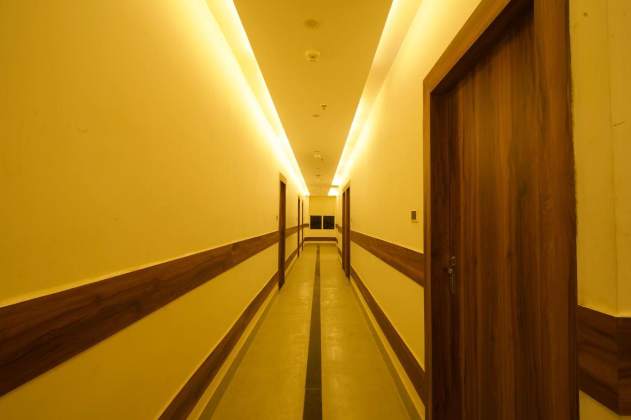 Dolphin Club Hotel Chinhat Exterior photo