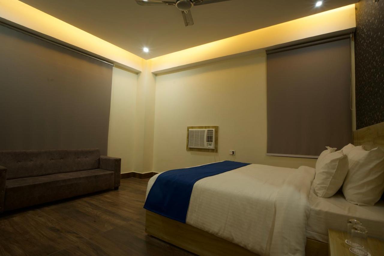 Dolphin Club Hotel Chinhat Exterior photo