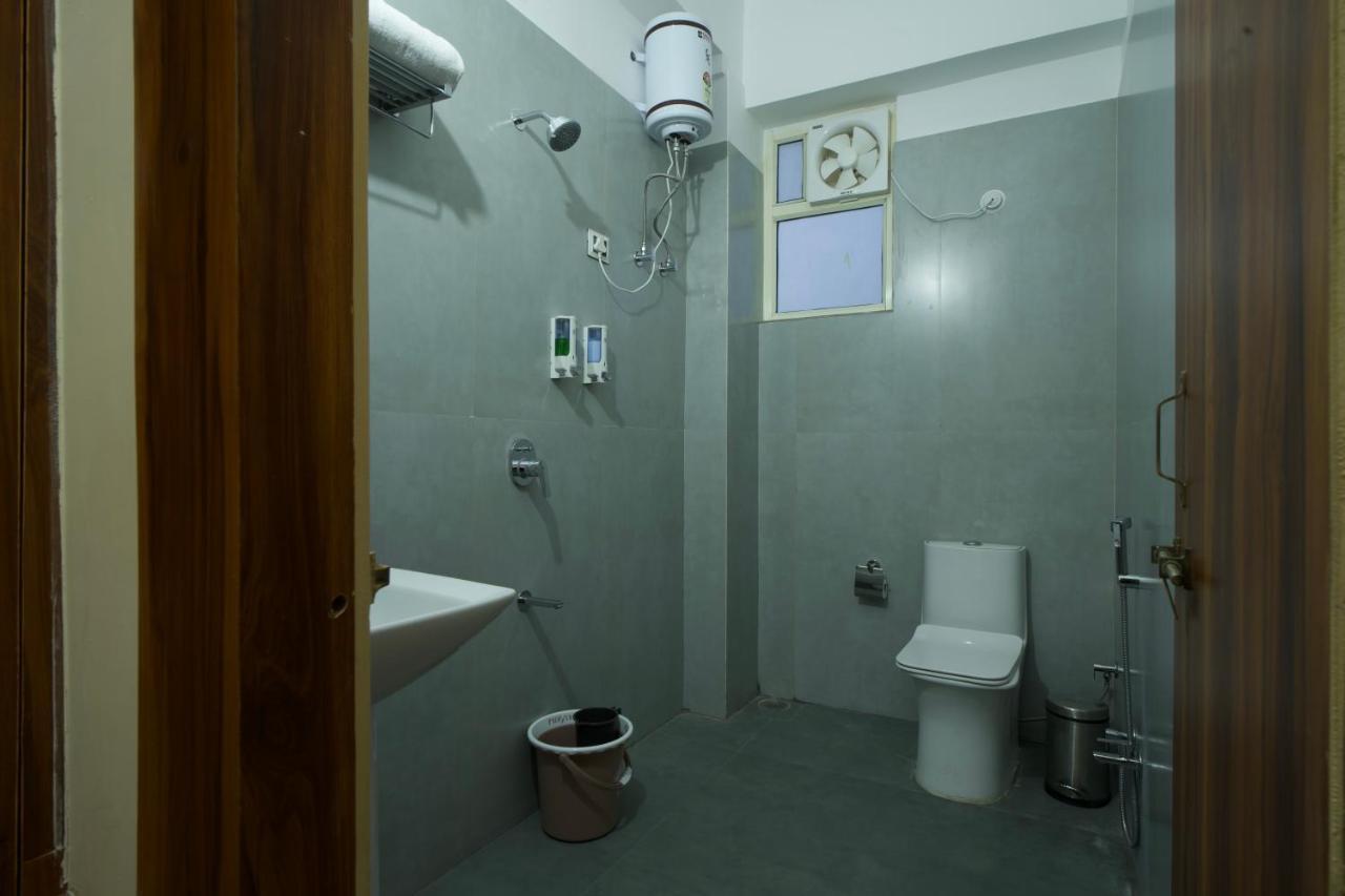 Dolphin Club Hotel Chinhat Exterior photo