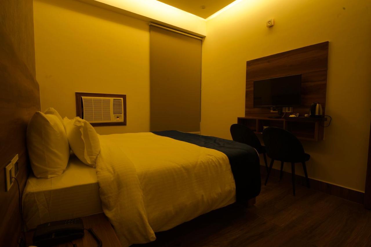 Dolphin Club Hotel Chinhat Exterior photo