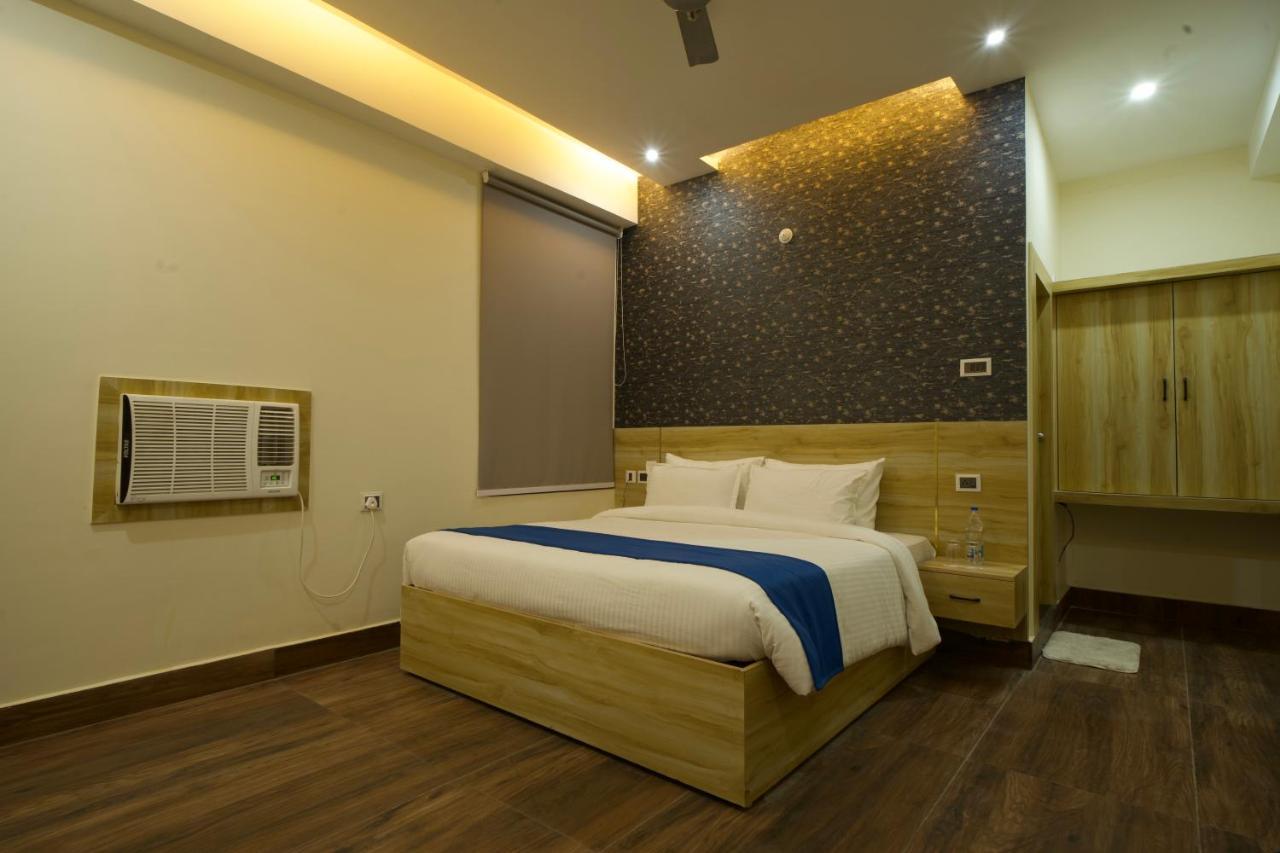 Dolphin Club Hotel Chinhat Exterior photo