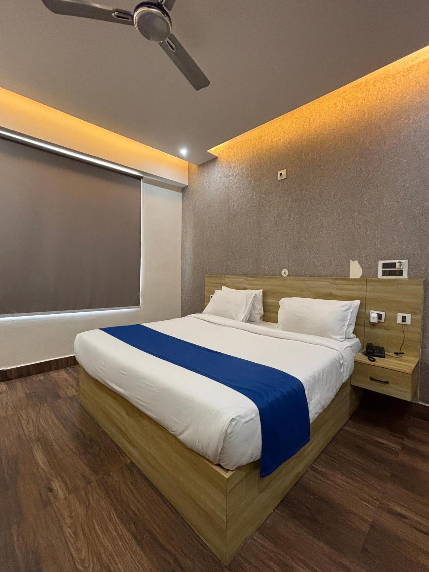 Dolphin Club Hotel Chinhat Exterior photo